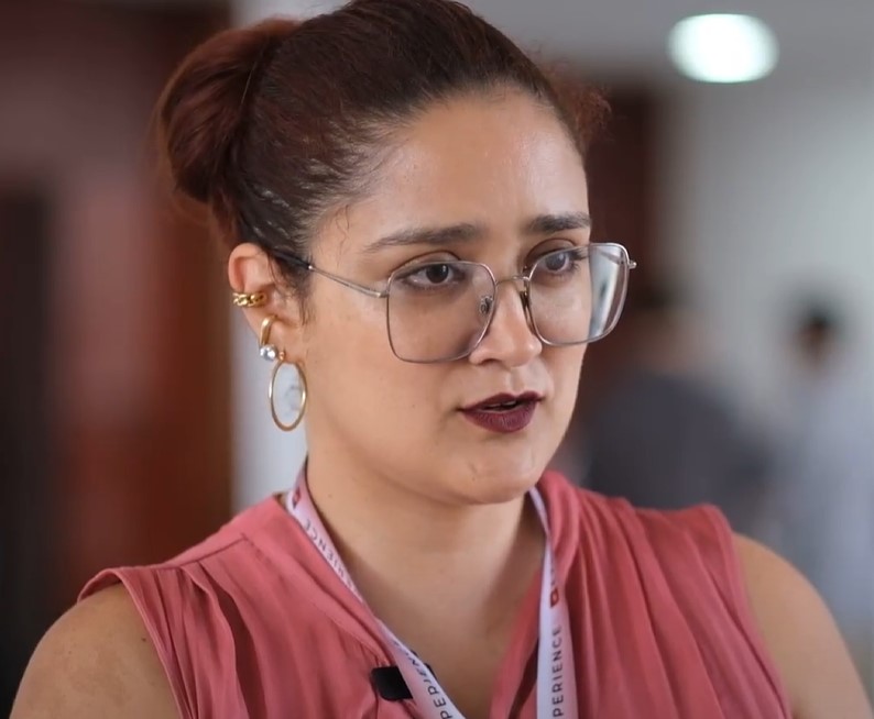 <span style="background-color:#AFA990"> Ellen Carvalho  </span>